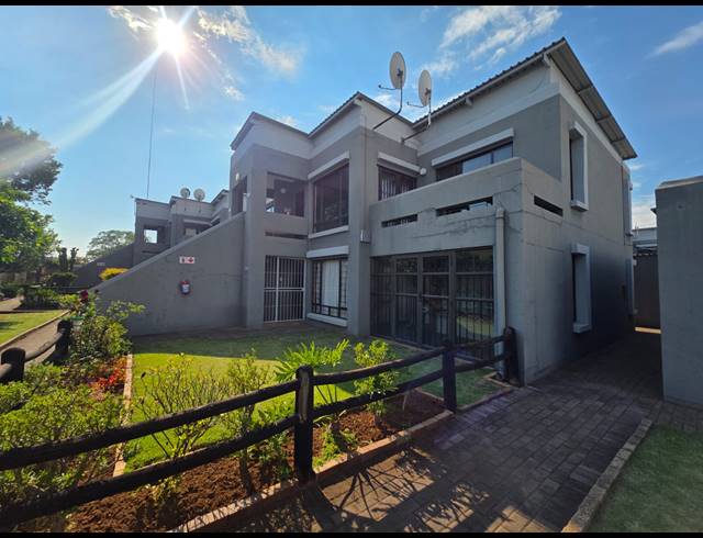 2 BEDROOM FLAT FOR SALE IN VANDERBIJLPARK SE 2